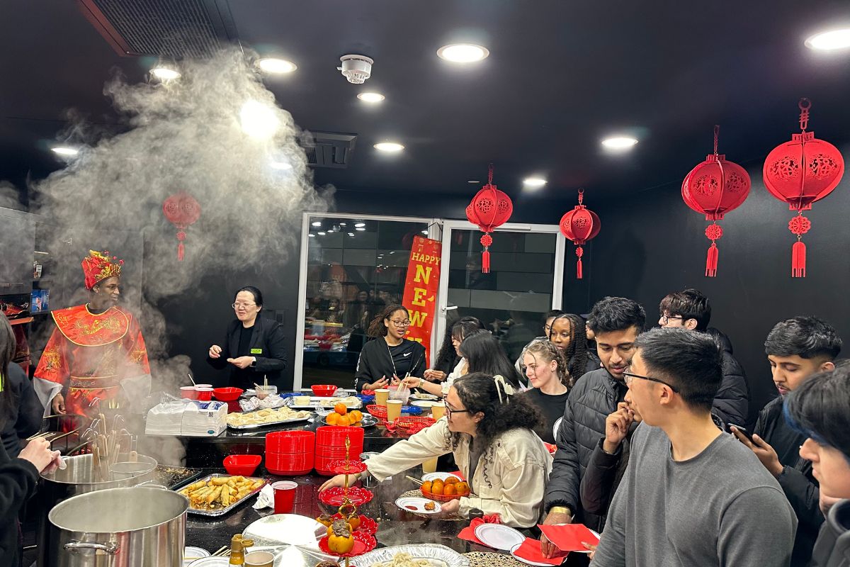 新年活动上所有人都在等开饭