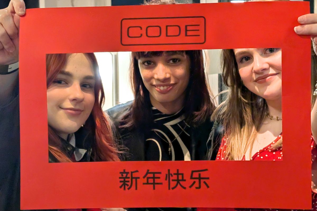 三个租客在新年活动上快乐合影