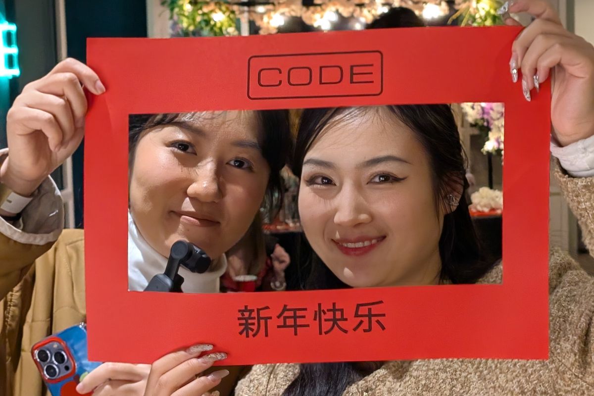 两个朋友在CODE留下合影
