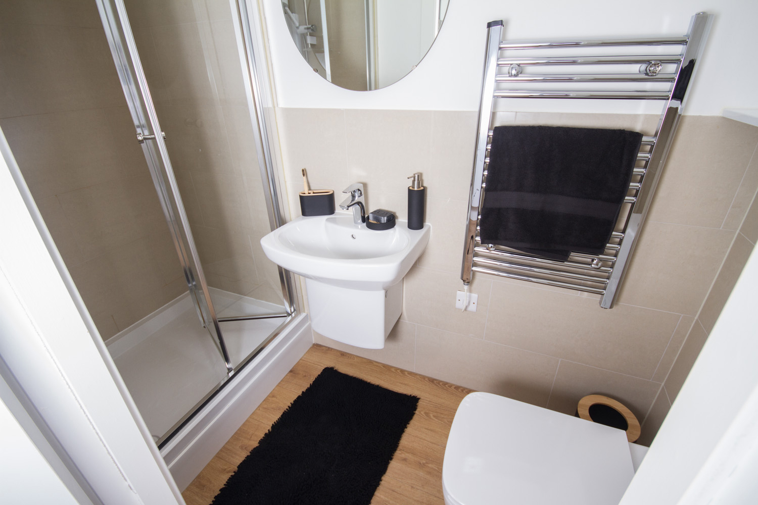 Toilet, shower, heated towel rail and shower in an Upper Deluxe Studio