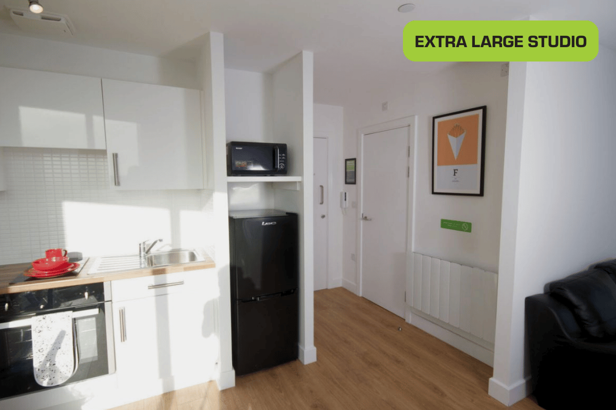 EXTRA Large - Block A: Entrance and bathroom