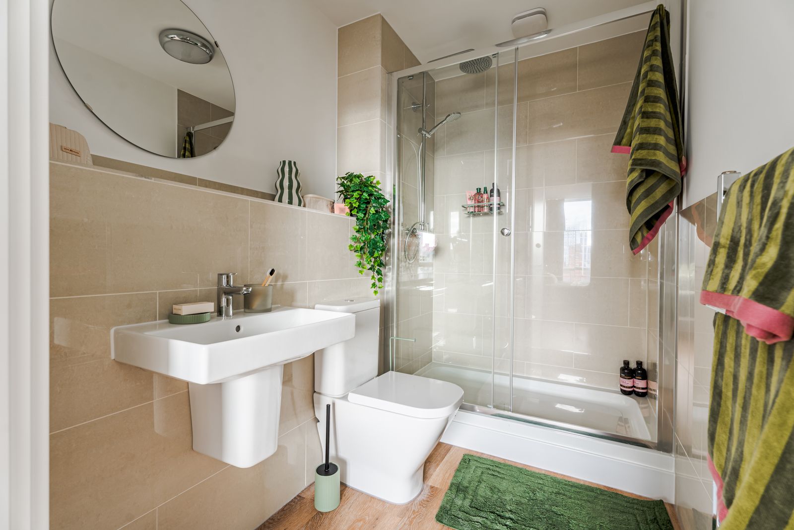 Modern En-suite Bathroom