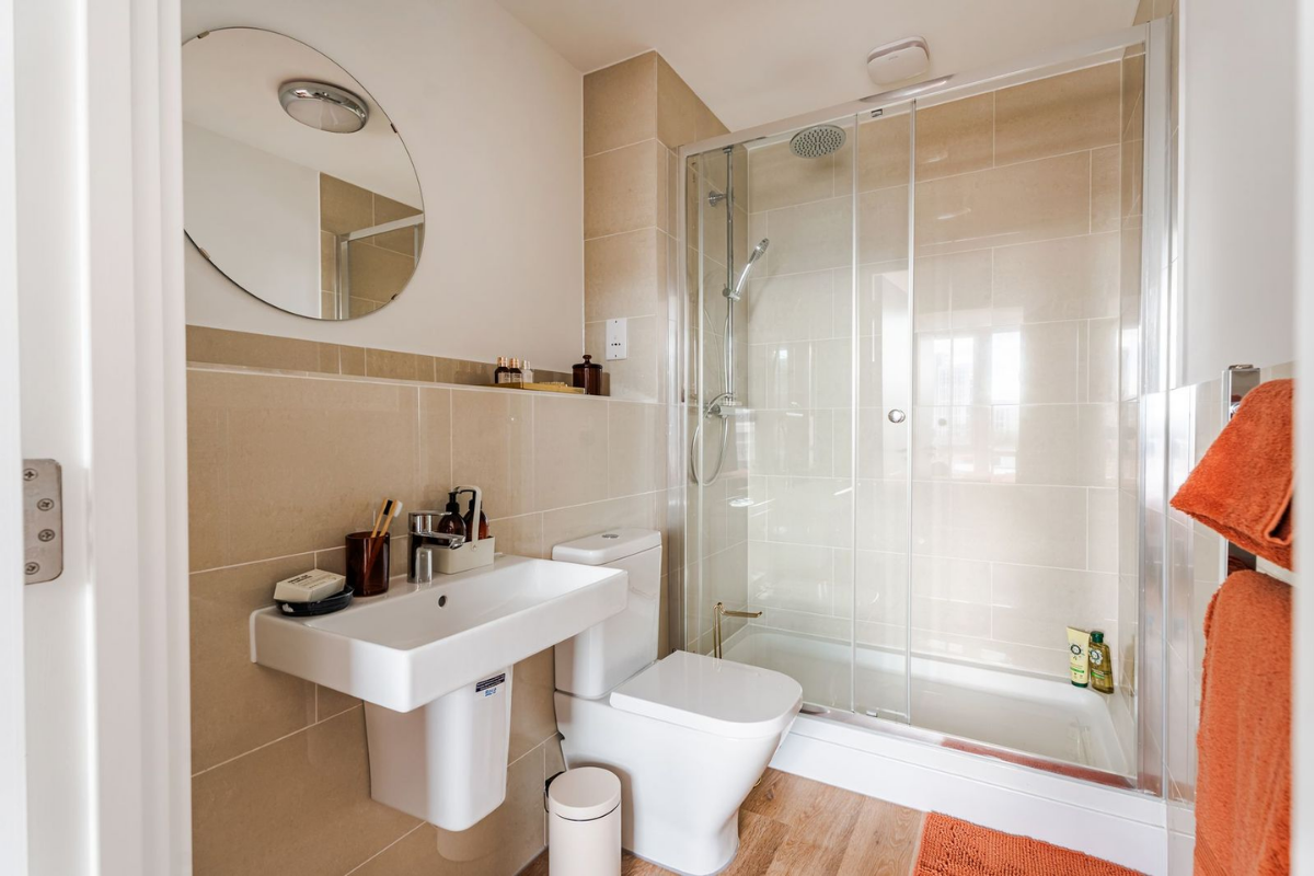 Modern en-suite bathroom