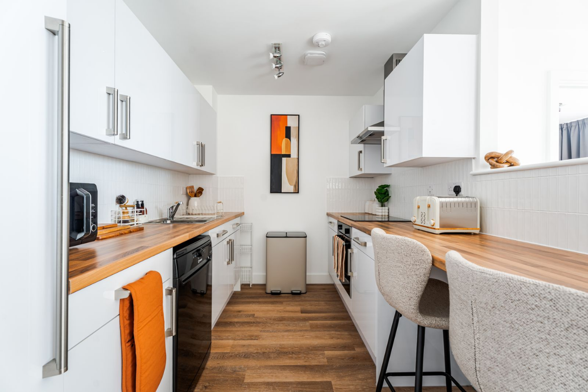 Kitchen with breakfast bar
