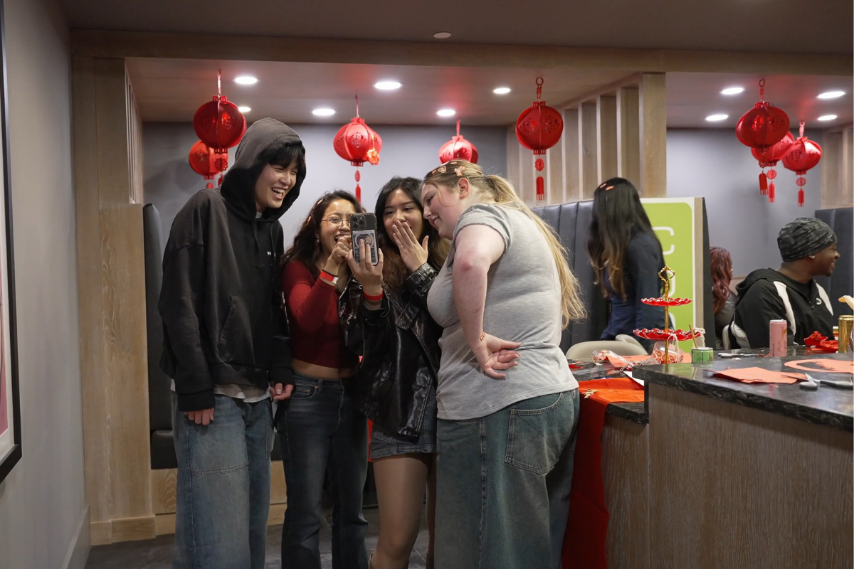 和朋友们一起笑，一起闹