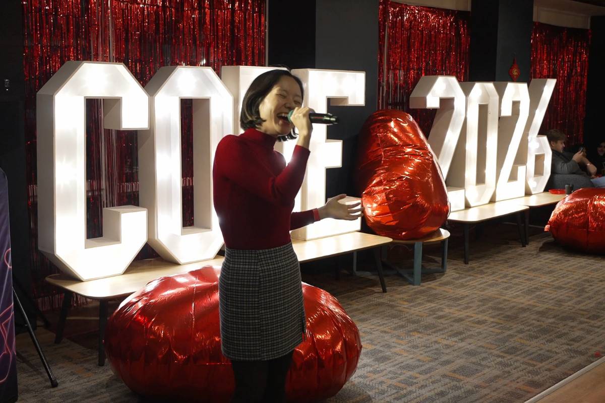 她一开口，全场都安静了