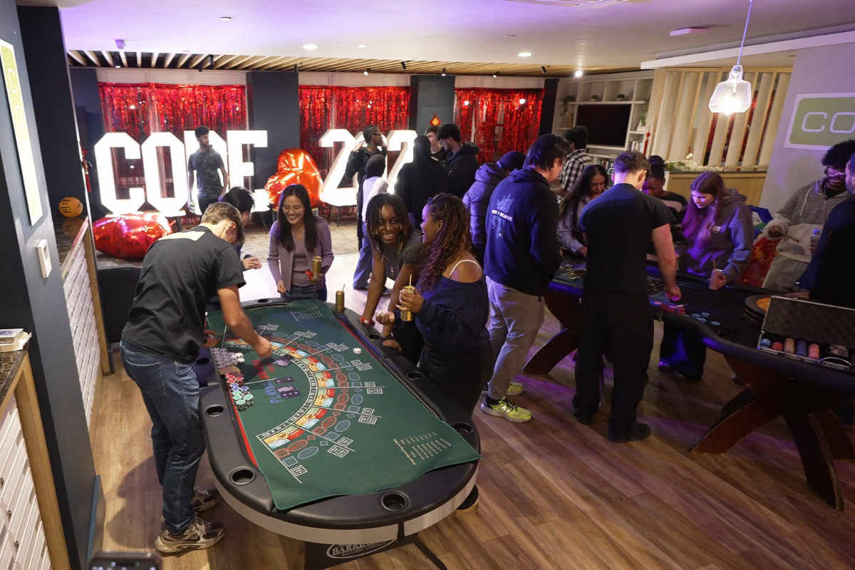 趣味游戏环节气氛逐渐升温