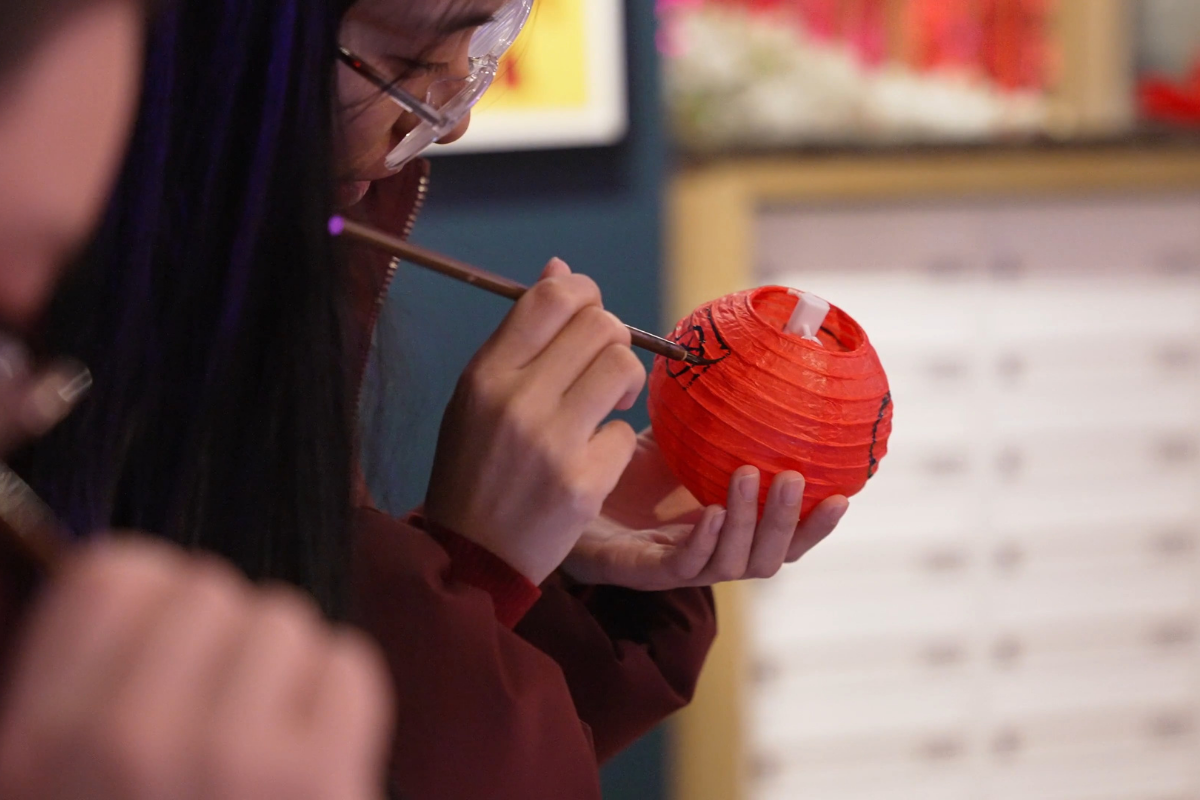 传统灯笼手工体验丰富节日文化氛围