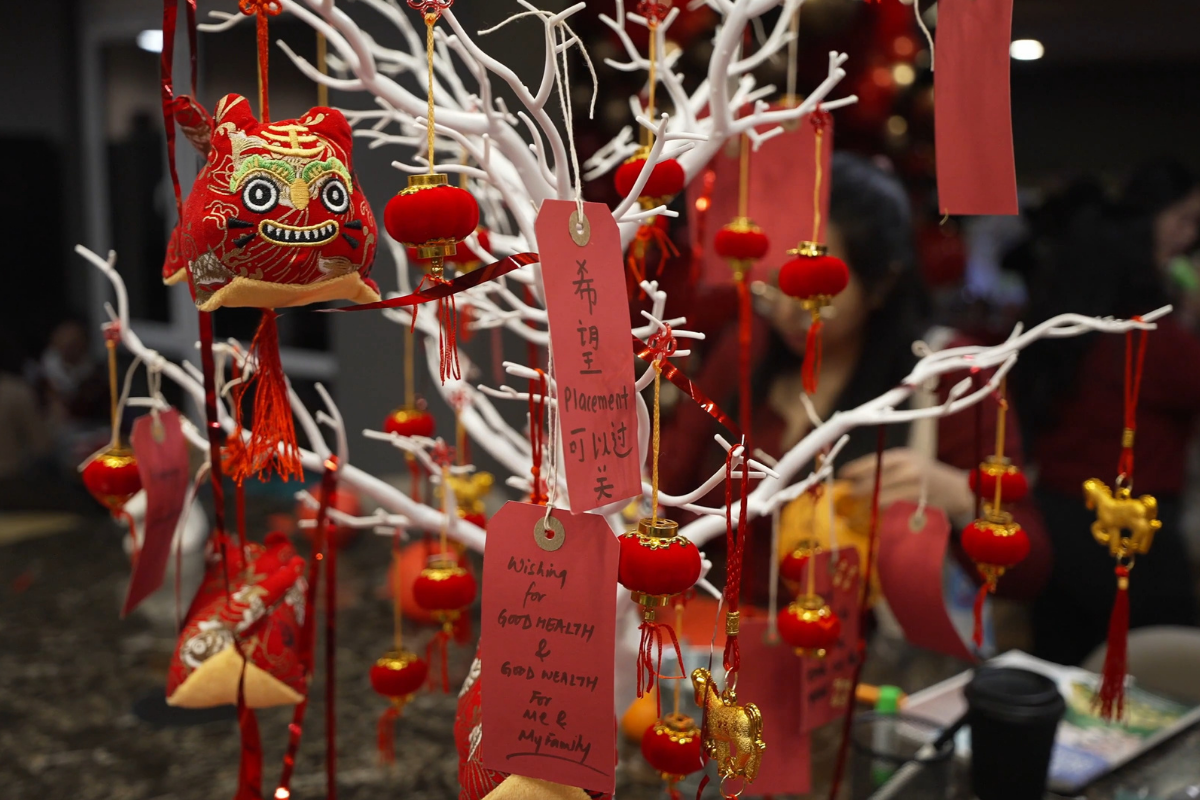 许愿树上挂满新年期许与祝福