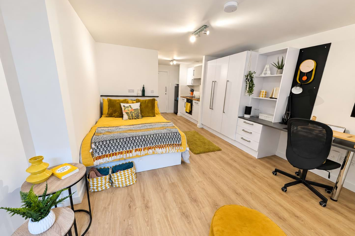 Gold Extra Large Courtyard Studio - G03