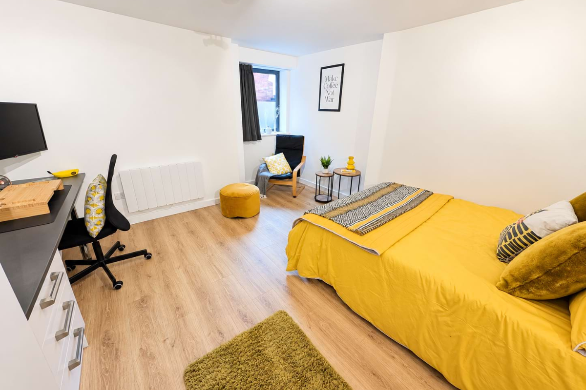 Gold Extra Large Courtyard Studio - G03