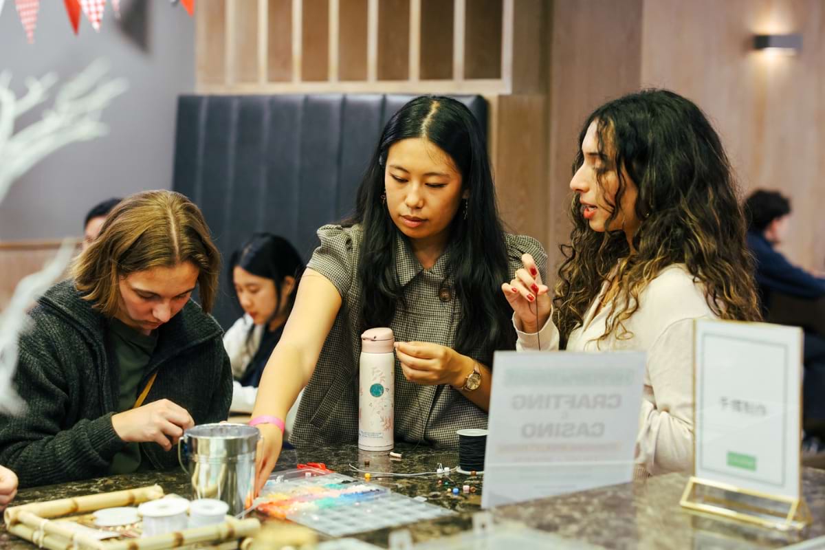 3 girls making bracelets